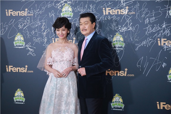 〈Yes北京现场〉赵雅芝夫妻出席粉丝盛典 一席美丽衣裳成众人焦点