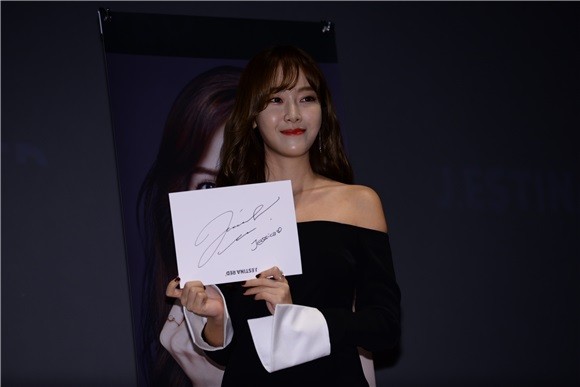 Jessica出席签名会 露肩礼服显高贵优雅