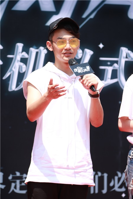 《夜空中最闪亮的星星》开机 黄子韬开挂神吐槽