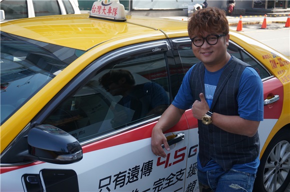 纳豆拉下前辈抢当小黄运将 直播意外吸万人观看