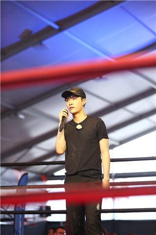 张艺兴在拳击台上