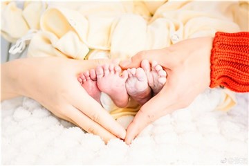 张杰晒女儿小手夸赞像自己的手 粉丝：宠娃狂魔上线好快