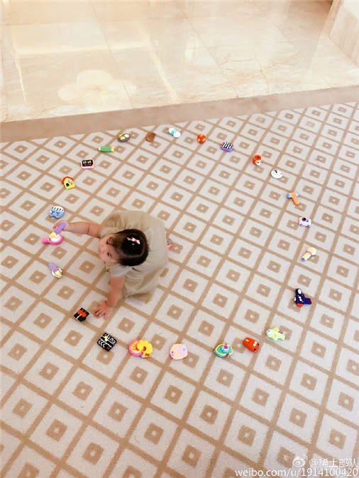温馨!醒醒一周岁 章子怡一家四口齐聚庆生