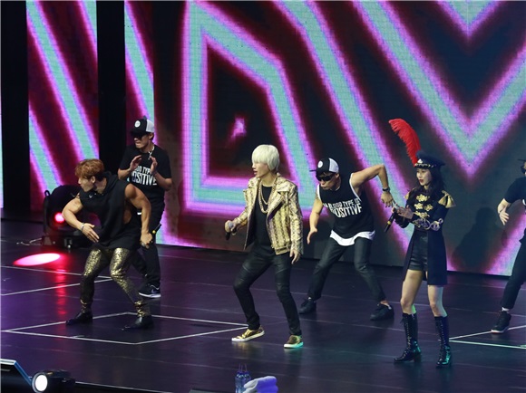 《Running Man》成员宋智孝、李光洙、金钟国、刘在锡、HaHa、池锡辰澳门举行「RUNNING MAN 2017 LIVE TOUR」亚洲巡回粉丝见面会