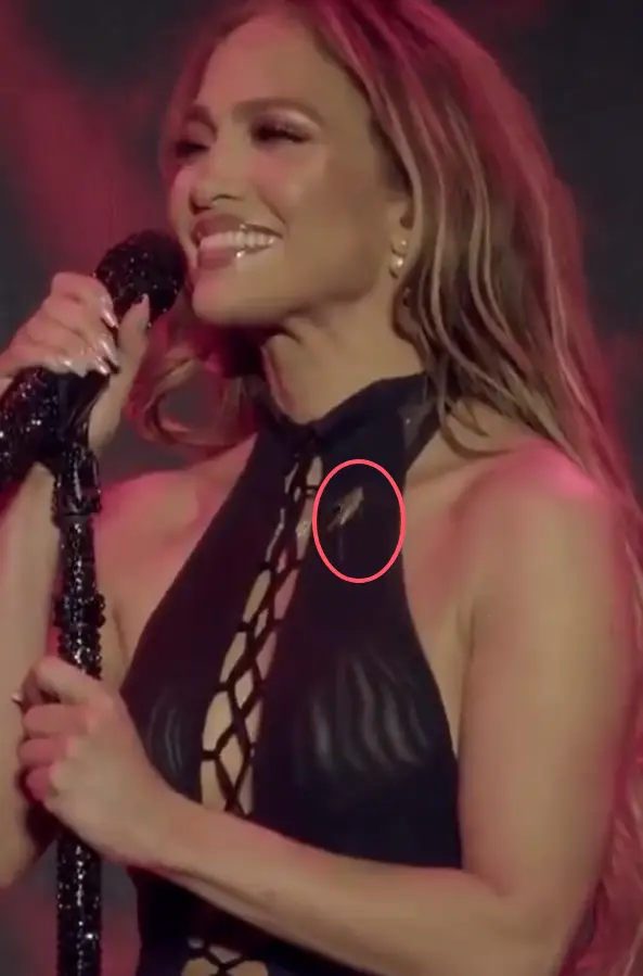 珍妮弗·洛佩兹演出遇惊险一刻！徒手甩飞蟋蟀淡定完成表演获赞