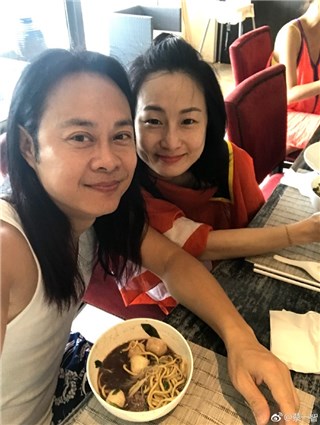 蔡一智全家出国度假帮爱妻庆生 甜蜜幸福羡煞众人