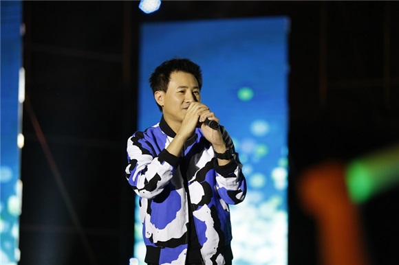 黎彼得海鸣威为原创歌手打气 音乐力量唱响东城