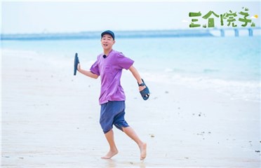陈小春海边扮可爱