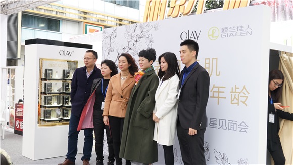 〈Yes广州现场〉高圆圆白色洋装亮相 身材凹凸有致