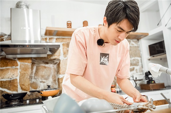 林更新《三个院子》宅男上身 昔日厨神秒变方便面王子