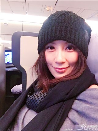 贾静雯晒“飞行照” 半夜赶飞机心念女儿们