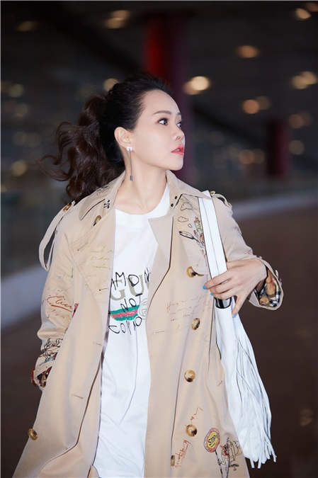 伊能静机场涂鸦风时髦有趣 冻龄少女尽显帅气活力