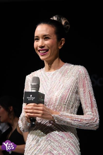〈Yes 上海现场〉莫文蔚纯白鱼尾裙亮相 变身优雅美人鱼美翻