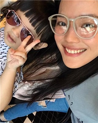 舒淇分享侄女玩口红的萌照 却引来喷子留恶言诅咒