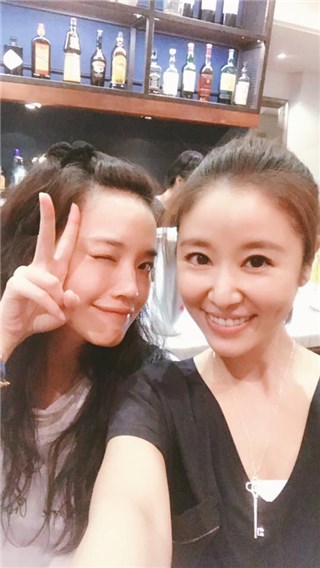 舒淇与林心如两大女神同框 粉丝只关心霜淇淋哪边买
