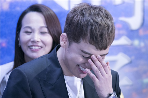 Bigbang成员胜利致歉火车事件 郭碧婷碎花裙小清新