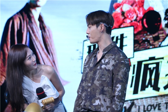 《疯狂小事》七夕浪漫首映 陈伟霆自嘲「单身狗」花式送暖Jessica