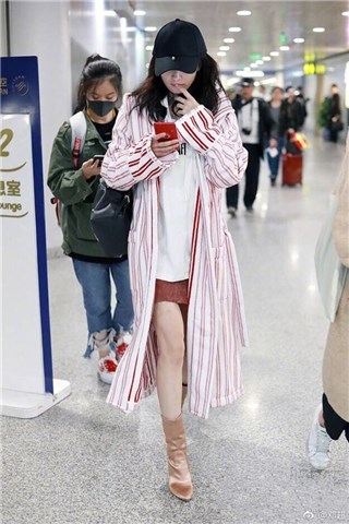 (杨幂穿着时尚颇受粉丝喜欢 图/翻摄自邓超微博)