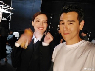 彭于晏与女神合照相当兴奋 但是照片居然把女神拍糊了