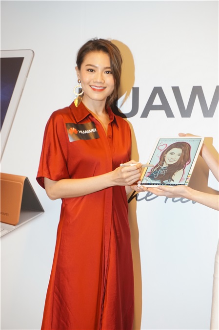 周秀娜出席电子产品发布会