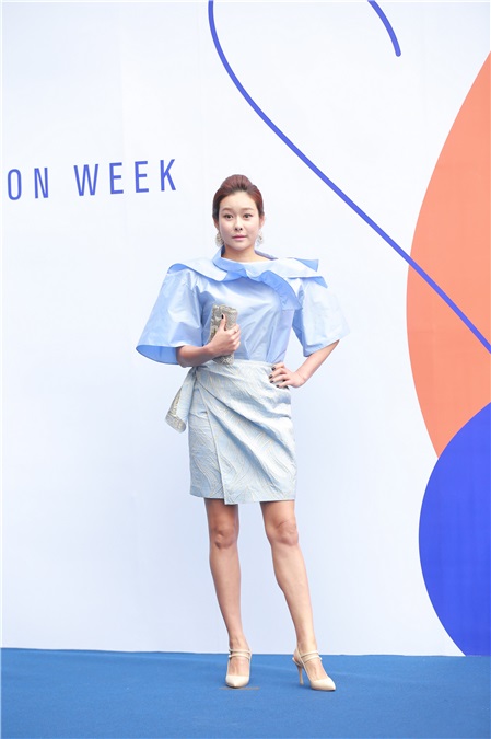 〈YES首尔现场〉CLARA、文熙景、金允书、崔允英、玄英等出席2017F/W首尔时装周活动