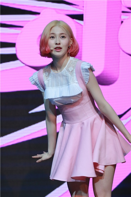 DIA办正规2辑showcase 以9人女团清新亮相