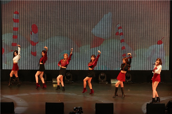 韩国女团APINK开演唱会