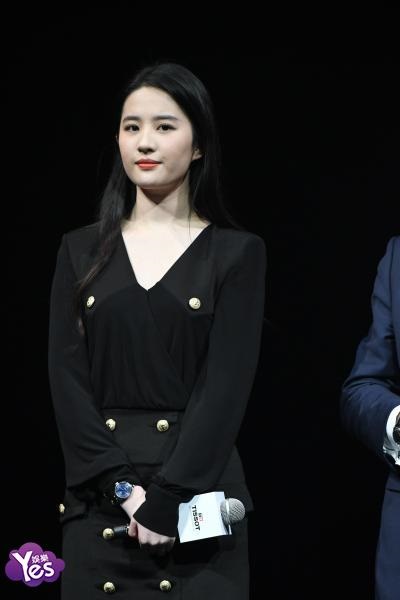 〈Yes 上海现场〉黄晓明刘亦菲共同出席活动 利落黑色装扮帅气满屏