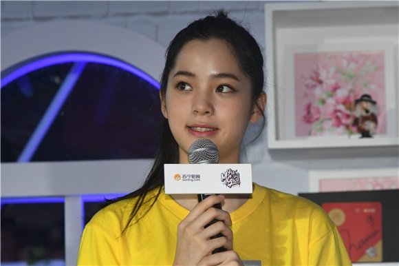 欧阳娜娜现身苏宁快闪店 携众人写纸条为九寨沟的祈福