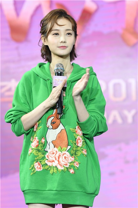 李一桐上海生日会献唱新歌 与粉丝亲密互动