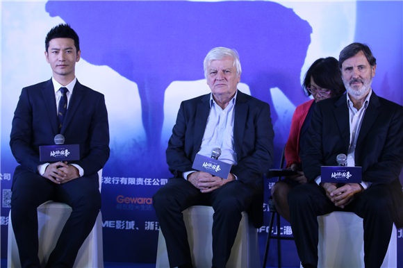《地球四季》首映礼纪录片大师雅克·贝汉亮相 黄晓明现身配音片酬全捐