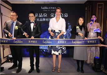 (沈东军、伊丽莎白为上海淮海路旗舰店开业剪彩)