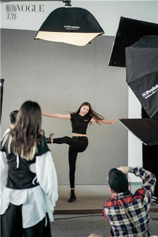 图片包含 人, 室内, 女人, 女孩描述已自动产生