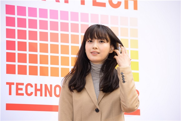 元斌爱妻李娜英产后首次亮相 秀好身材美如当初