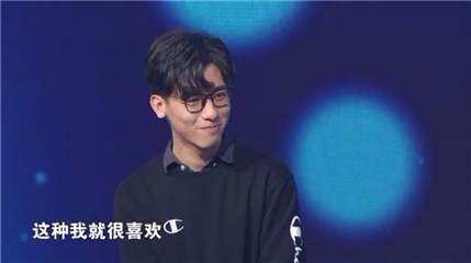男嘉宾与杨宇航甜蜜互动