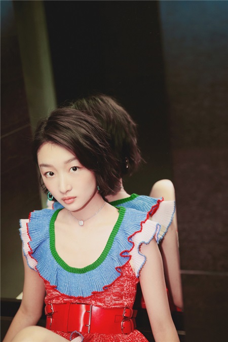 周冬雨获「年度最佳电影女演员」 彩虹裙显娇小可人