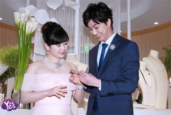 4月26日台北讯 江宏杰.福原爱出席MIKIMOT...