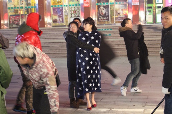 李念零下光腿拍戏超敬业 身材娇小惹人疼