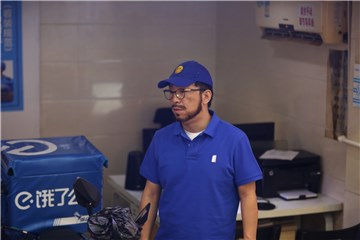 黄渤身穿外卖服