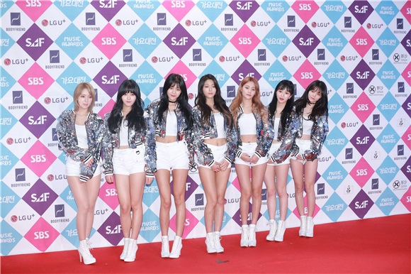 男团EXO、Seventeen、CNBLUE等亮相2016SBS歌谣大战红毯仪式