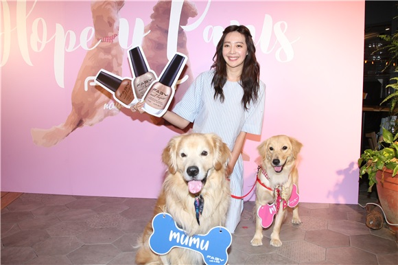 王心恬出席黄金猎犬特调公益指彩记者会