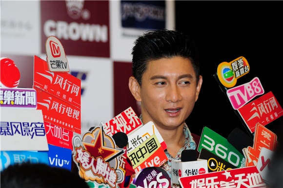吴奇隆出席CROWN行李箱代言活动 与粉丝合影甘当「人肉背景板」