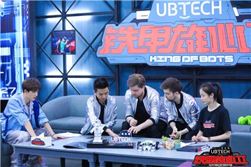 明星经理人朱正廷与战队成员在作战间