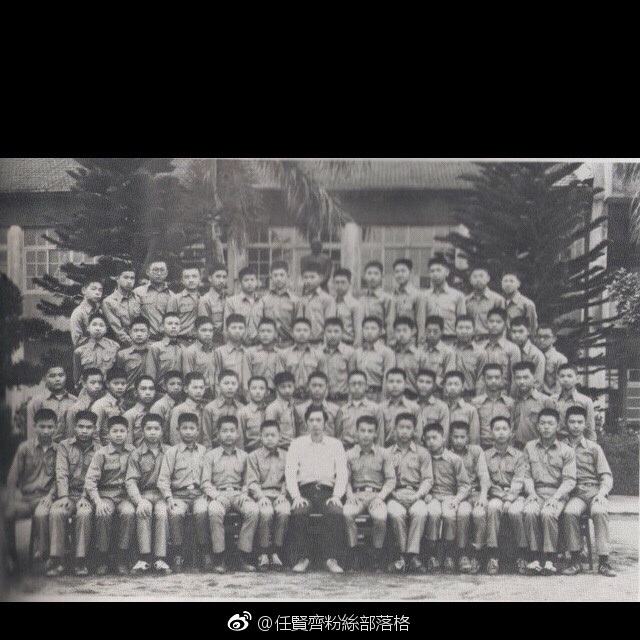 实习崴:任贤齐分享国中团体照 难找到叶璇也说:眼已瞎