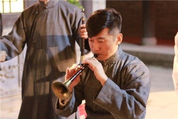 德丰影业旗下艺人肖聪饰演少班主“於镇山”