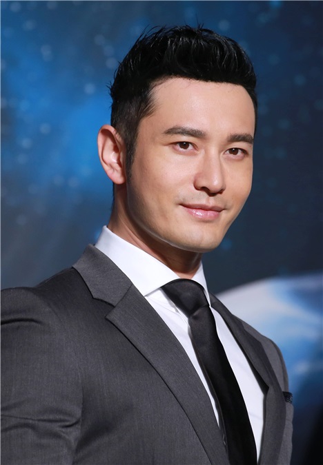 黄晓明代言太空按摩椅