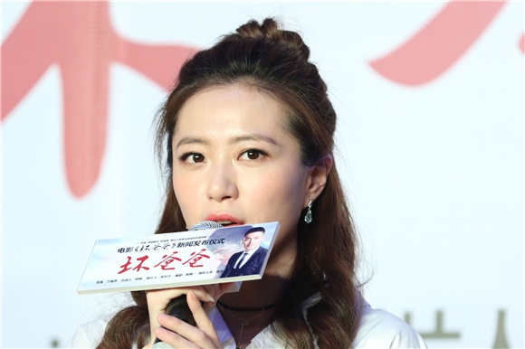 《坏爸爸》北京启动发布会 邵兵深情诠释「坏爸爸」特质2月28日,电影《坏爸爸》在京举办新闻发布会,导演兰城序,编剧陈骥,主要邵兵,孔琳等悉数亮相。华表奖影帝,实力派演员邵兵这些年塑造过无所经典角色。此次加盟《坏爸爸》剧组,邵兵坦言是看中了剧本的主题,这部电影展示了亲情与孝道,与以往的硬汉形象不同,身为两个孩子的父亲,他能更深的体会到一个合格的父亲的辛苦与不易。谈到坏爸爸的特质,邵兵表示「我自己也是两个孩子的父亲,能够深刻体会到一个合格的父亲的辛苦与不易,男人没有孩子的时候还是孩子,当了父亲以后,才感觉身上的责任重大。」邵兵还深情回忆起生活中和儿子相处的趣事,「我前几天去拍戏的时候忘带了手机,结果我12岁的儿子急忙打车把手机送到机场,我说要给他打车钱,他还不要,我一下子就特别感动,他变得特别懂事。」