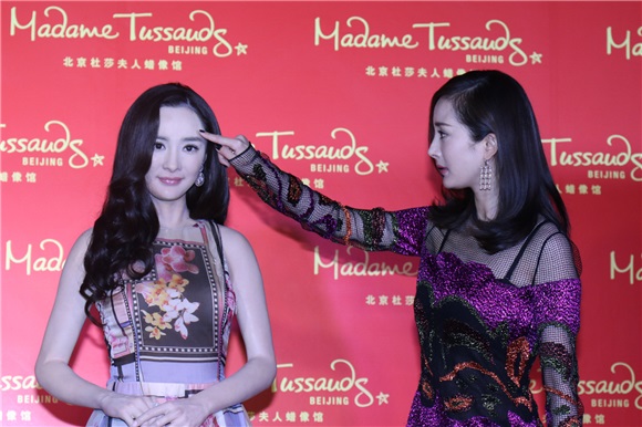 杨幂「调戏」姐妹蜡像搞怪合影 紫色闪片拼接裙性感妖媚