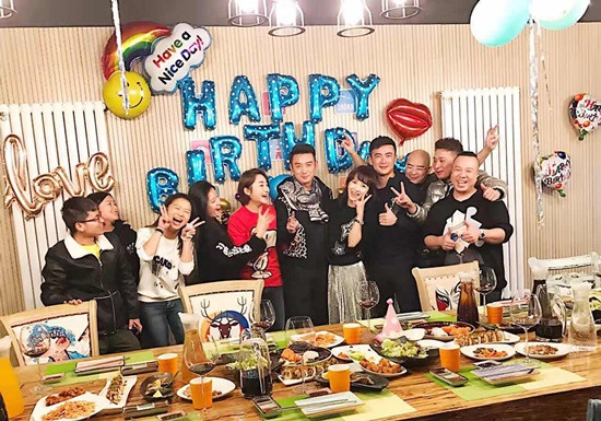 李念《别用爱情说事儿》杀青 与主创聚餐庆祝
