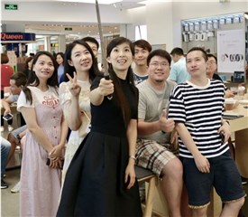 HUAWEI nova 2系列吸引体验店嘉宾竞相互动自拍